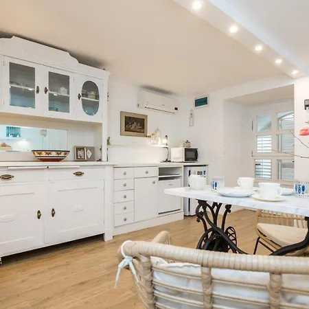 Apartman Charming At House Rustica With Terrace And Nearby Parking Punat