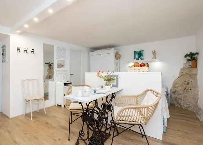 Charming At House Rustica With Terrace And Nearby Parking Apartman Punat