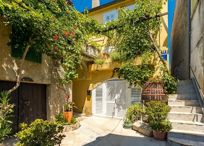 Charming At House Rustica With Terrace And Nearby Parking * Punat