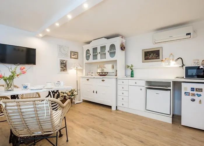 Charming At House Rustica With Terrace And Nearby Parking * Punat