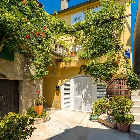 Charming At House Rustica With Terrace And Nearby Parking * Punat