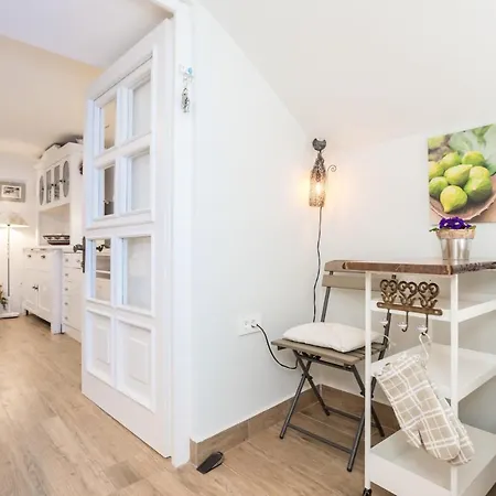 Apartmán Charming At House Rustica With Terrace And Nearby Parking