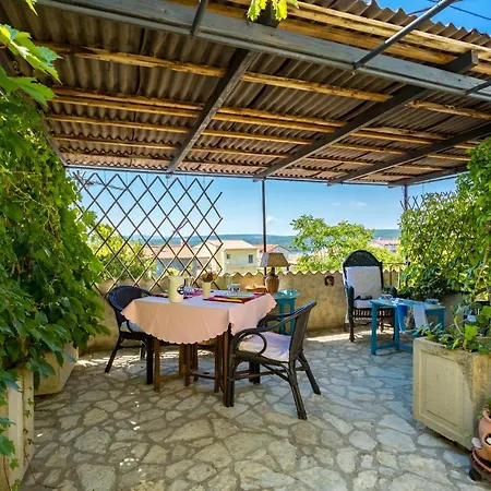 Charming At House Rustica With Terrace And Nearby Parking Apartmán