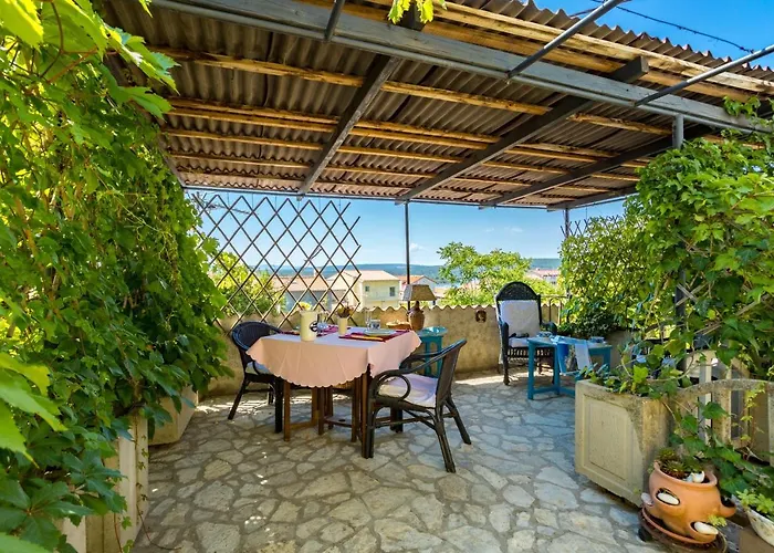 Charming At House Rustica With Terrace And Nearby Parking Daire