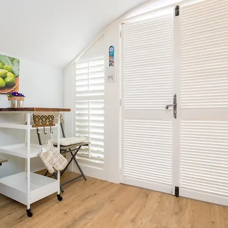 Apartment Charming At House Rustica With Terrace And Nearby Parking Punat